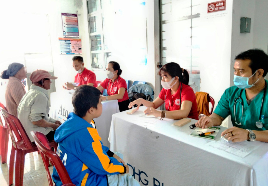 Khám bệnh, phát thuốc miễn phí cho người nghèo, khó khăn ở xã Đất Bằng, huyện Krông Pa. Ảnh: Hồng Ngọc