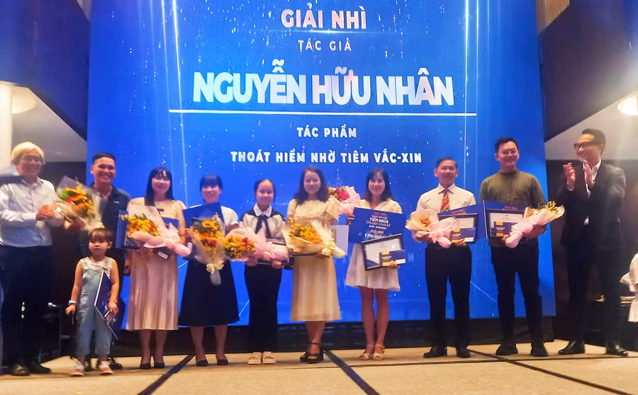 Võ Thị Mỹ Hạnh thứ năm từ phải vào. Ảnh: Trọng Ân