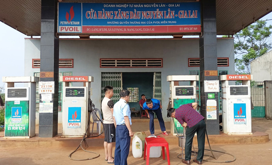 Thủ đoạn gian lận trong đo lường xăng dầu ngày càng tinh vi (ảnh Cục Quản lý thị trường tỉnh cung cấp). Thủ đoạn gian lận trong đo lường xăng dầu ngày càng tinh vi (ảnh Cục Quản lý thị trường tỉnh cung cấp).