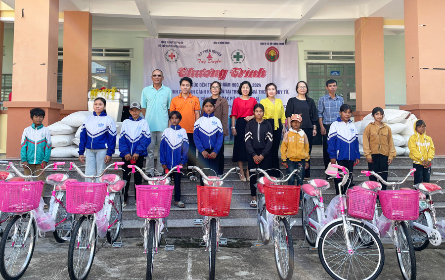 Nhóm thiện nguyện Hoa Hướng Dương trao tặng xe đạp cho các em học sinh Trường Tiểu học và THCS Đào Duy Từ (xã Yang Bắc, huyện Đak Pơ). Ảnh: Tuyết Mai Nhóm thiện nguyện Hoa Hướng Dương trao tặng xe đạp cho các em học sinh Trường Tiểu học và THCS Đào Duy Từ (xã Yang Bắc, huyện Đak Pơ). Ảnh: Tuyết Mai