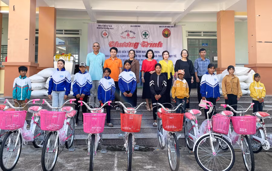 Nhóm thiện nguyện Hoa Hướng Dương trao tặng xe đạp cho các em học sinh Trường Tiểu học và THCS Đào Duy Từ (xã Yang Bắc, huyện Đak Pơ). Ảnh: Tuyết Mai