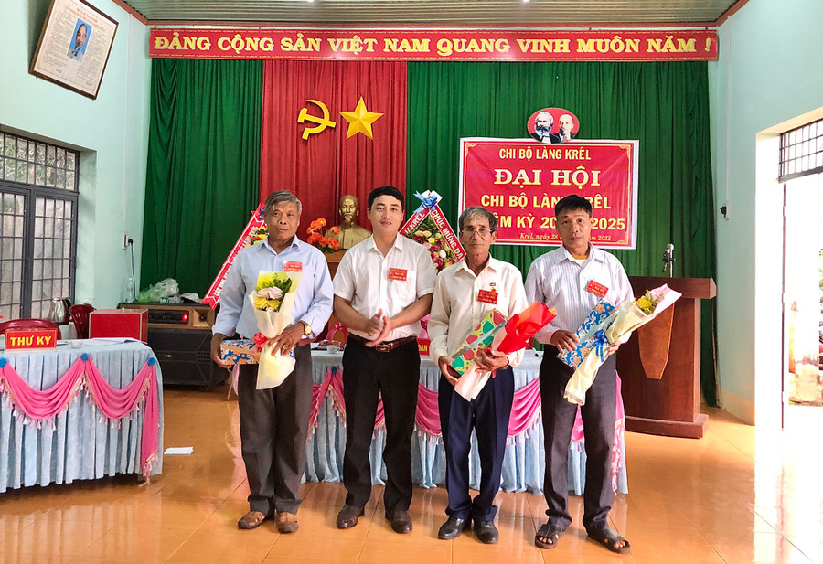 Chi ủy Chi bộ làng Krêl (xã Ia Krêl) ra mắt tại Đại hội Chi bộ nhiệm kỳ 2022-2025. Ảnh: Thanh Nhật