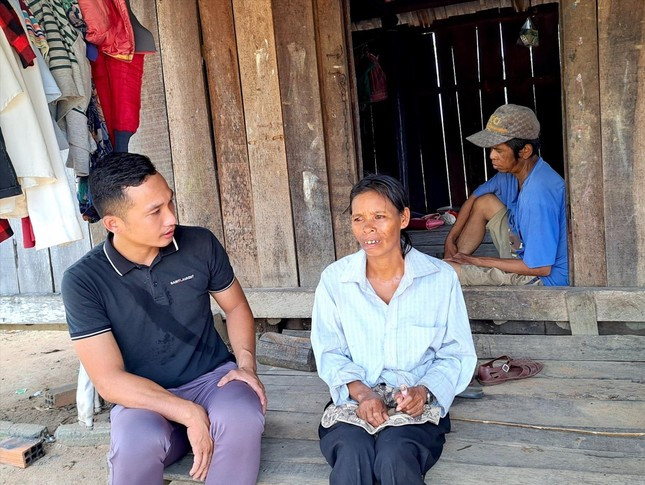 Mọi công việc trong gia đình đều đến tay chị Đinh Bây đang đau ốm