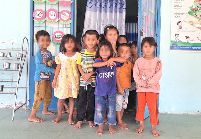 Những em nhỏ thơ ngây chịu ảnh hưởng rất lớn bởi cha mẹ nghiện rượu