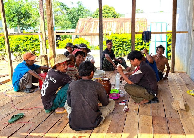 Rượu là thứ không thể thiếu khi những người đàn ông làng Kúc Côn ngồi với nhau