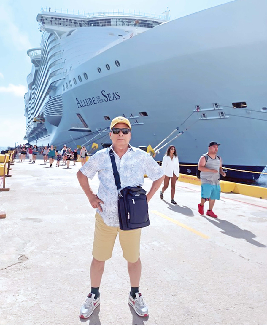 Tác giả bên siêu du thuyền Allure of the Seas. Ảnh: N.A Tác giả bên siêu du thuyền Allure of the Seas. Ảnh: N.A