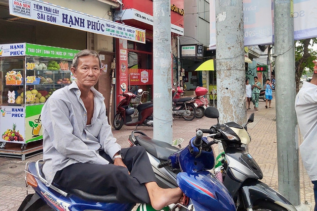 Nhiều người già ở TP.HCM vẫn đang kiếm sống bằng nghề chạy xe ôm vì không muốn phụ thuộc con cháu Nhiều người già ở TP.HCM vẫn đang kiếm sống bằng nghề chạy xe ôm vì không muốn phụ thuộc con cháu