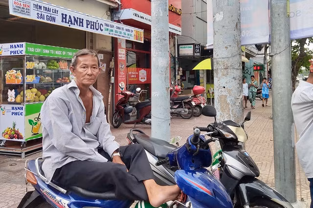 Nhiều người già ở TP.HCM vẫn đang kiếm sống bằng nghề chạy xe ôm vì không muốn phụ thuộc con cháu