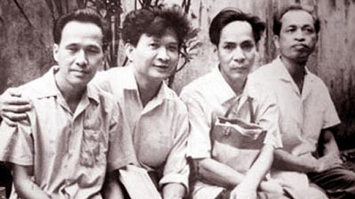 Nhà thơ Nông Quốc Chấn (ngoài cùng bên trái) cùng các nhà thơ Chế Lan Viên, Tế Hanh, Hoàng Trung Thông. Ảnh tư liệu