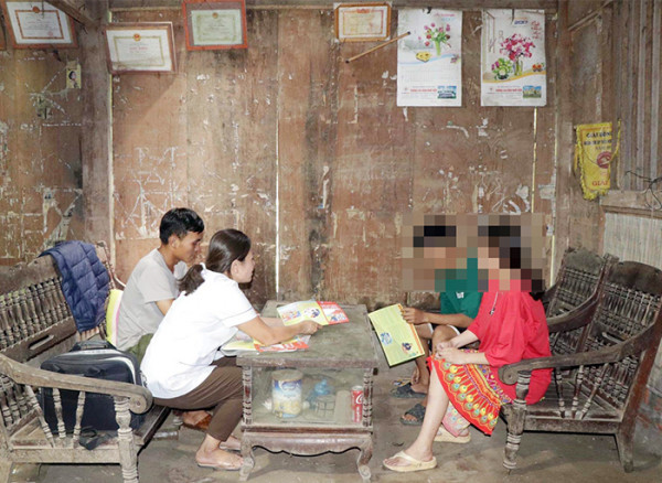 Trung tâm Y tế cử người đến tận nhà vợ chồng trẻ Sồng Thị N. và Mùa A N. tuyên truyền về sức khỏe sinh sản. Trung tâm Y tế cử người đến tận nhà vợ chồng trẻ Sồng Thị N. và Mùa A N. tuyên truyền về sức khỏe sinh sản.