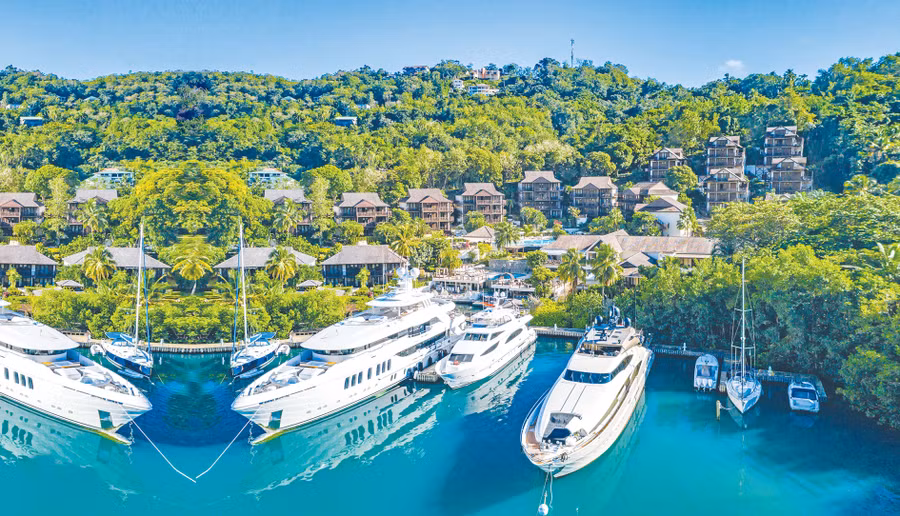 Du thuyền đậu ở Saint Lucia, quốc đảo xinh đẹp của Caribbean. Ảnh: ATEXPRESS