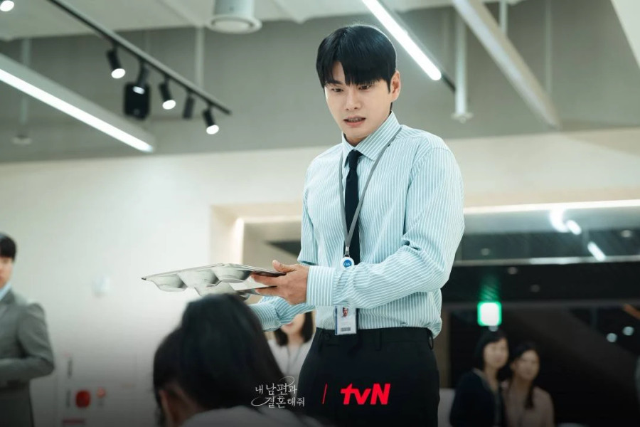 Sports Chosun (Hàn Quốc) đánh giá Lee Yi Kyung thể hiện được đến 200% vai Park Min Hwan. Mỹ nam 35 tuổi khắc họa khéo léo được vẻ xấu tính, ích kỉ và độc đoán của nhân vật. Đồng thời, qua ánh mắt và biểu cảm gương mặt luôn thay đổi không ngừng, anh bộc lộ tối đa tính cách hung bạo và nhẹ dạ của tên "tra nam" này Sports Chosun (Hàn Quốc) đánh giá Lee Yi Kyung thể hiện được đến 200% vai Park Min Hwan. Mỹ nam 35 tuổi khắc họa khéo léo được vẻ xấu tính, ích kỉ và độc đoán của nhân vật. Đồng thời, qua ánh mắt và biểu cảm gương mặt luôn thay đổi không ngừng, anh bộc lộ tối đa tính cách hung bạo và nhẹ dạ của tên "tra nam" này