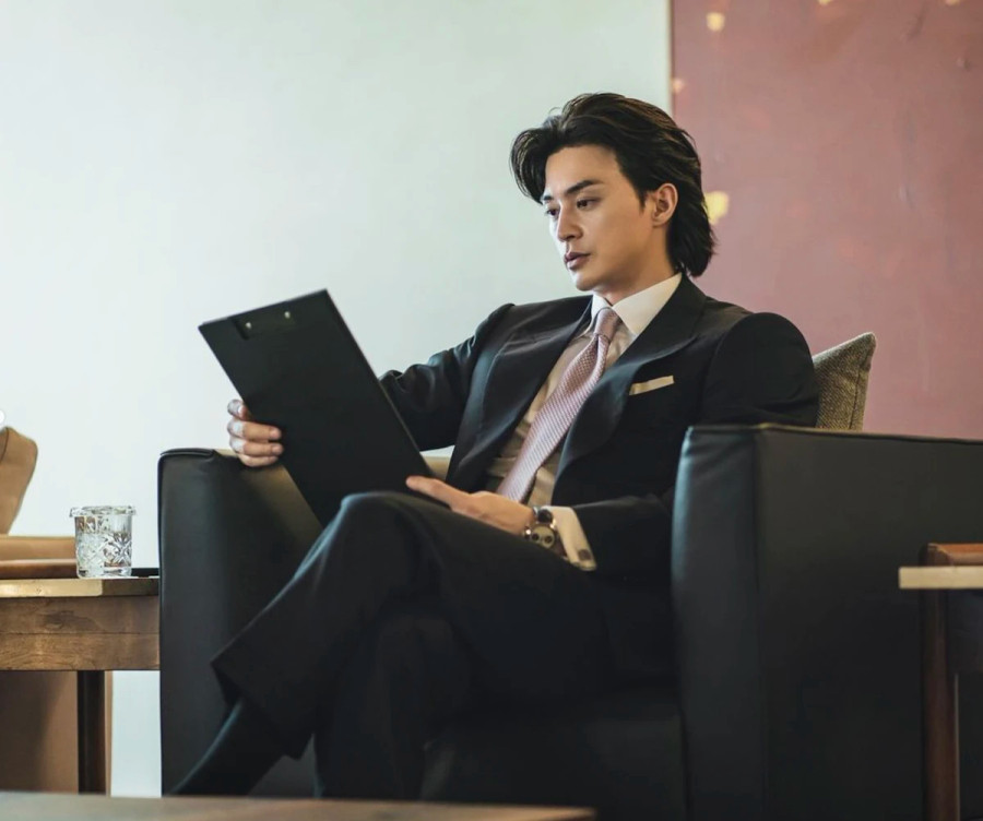 Kim Ji Hoon gây ấn tượng với những pha hành động nguy hiểm và các phân đoạn truyền tải đa dạng sắc thái cảm xúc của nhân vật ở Trò chơi tử thần. Ngoài ra, anh còn thu hút lượng fan đông đảo nhờ gương mặt điển trai, vóc dáng săn chắc và phong thái lãng tử. Nhờ Park Tae Woo, nhiều người xem còn gọi Kim Ji Hoon là phản diện quyến rũ của màn ảnh Hàn Quốc Kim Ji Hoon gây ấn tượng với những pha hành động nguy hiểm và các phân đoạn truyền tải đa dạng sắc thái cảm xúc của nhân vật ở Trò chơi tử thần. Ngoài ra, anh còn thu hút lượng fan đông đảo nhờ gương mặt điển trai, vóc dáng săn chắc và phong thái lãng tử. Nhờ Park Tae Woo, nhiều người xem còn gọi Kim Ji Hoon là phản diện quyến rũ của màn ảnh Hàn Quốc