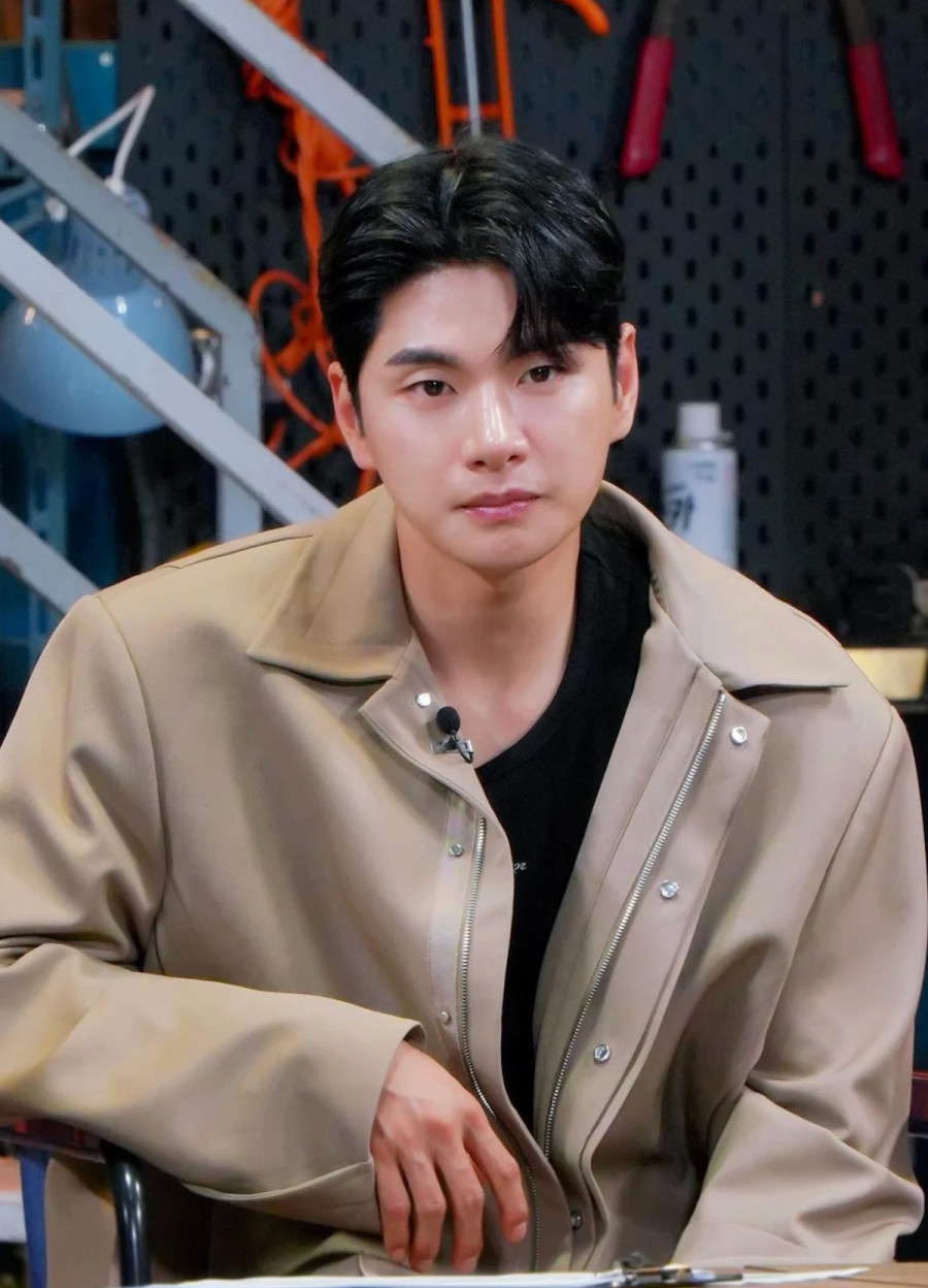 Ngoài đời, Lee Yi Kyung xuất thân từ gia đình có điều kiện kinh tế rất tốt. Anh là con trai của cựu CEO LG Innotek - ông Lee Ung Beom, doanh nghiệp thuộc Tập đoàn LG (Hàn Quốc). Bên cạnh đó, sao phim Cô đi mà lấy chồng tôi còn chiếm cảm tình công chúng với tính cách hài hước, thân thiện cùng vóc dáng săn chắc Ngoài đời, Lee Yi Kyung xuất thân từ gia đình có điều kiện kinh tế rất tốt. Anh là con trai của cựu CEO LG Innotek - ông Lee Ung Beom, doanh nghiệp thuộc Tập đoàn LG (Hàn Quốc). Bên cạnh đó, sao phim Cô đi mà lấy chồng tôi còn chiếm cảm tình công chúng với tính cách hài hước, thân thiện cùng vóc dáng săn chắc