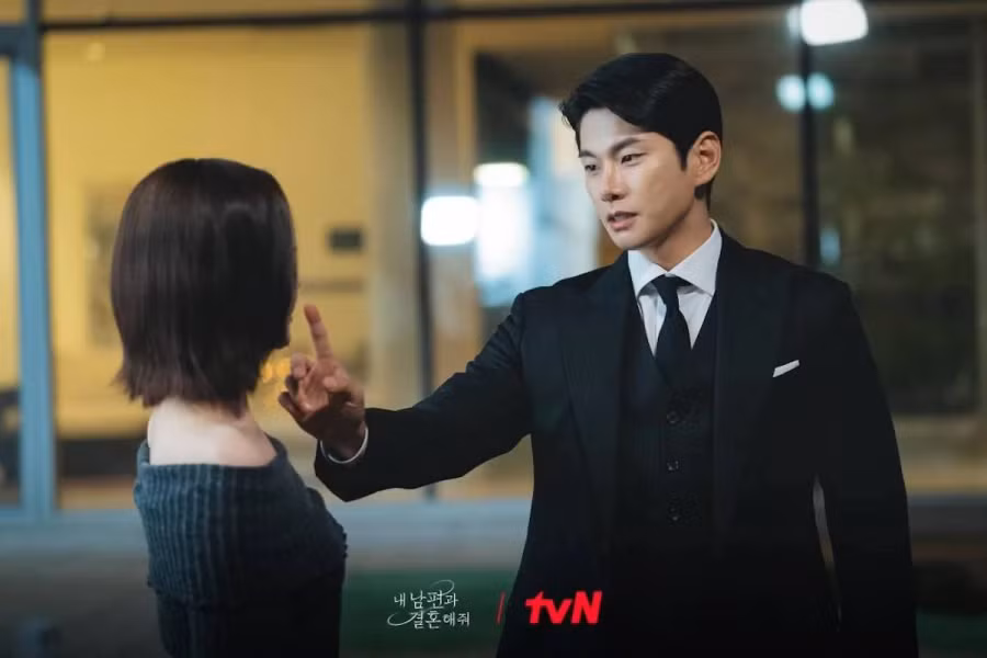 Đặc biệt, Lee Yi Kyung còn tinh tế thêm nét diễn hài hước xen lẫn hành động bốc đồng vào nhân vật, càng giúp Park Min Hwan trở thành một phản diện độc đáo trên màn ảnh. Nhờ Lee Yi Kyung, Park Min Hwan không khiến nhiều khán giả ghét bỏ mà thích thú mỗi khi anh xuất hiện