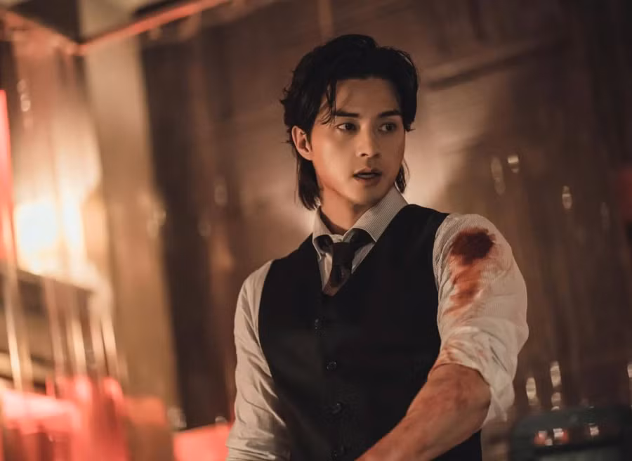 Trước giới truyền thông, Kim Ji Hoon tiết lộ nhân vật Park Tae Woo không có trong nguyên tác truyện tranh mà được tạo ra cho riêng bộ phim. Nam thần 8X miêu tả đây là một trong những vai diễn mang tính thử thách nhất mà anh từng đóng cho đến nay, vì hầu hết các cảnh quay của Park Tae Woo trong phim đều quá cực đoan