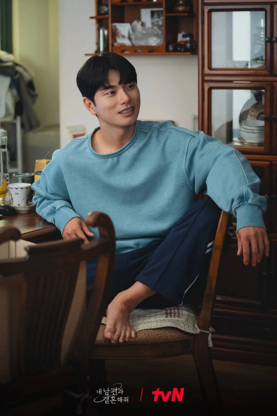 Tương tự Kim Ji Hoon, Lee Yi Kyung cũng bất ngờ được yêu mến hơn dù đóng vai ác. Trong Cô đi mà lấy chồng tôi, Lee Yi Kyung hóa thân thành gã trai đểu Park Min Hwan, kẻ từng lợi dụng, gián tiếp hại chết nữ chính Kang Ji Won (Park Min Young) ở kiếp trước và dan díu với Jung Soo Min (Song Ha Yoon) Tương tự Kim Ji Hoon, Lee Yi Kyung cũng bất ngờ được yêu mến hơn dù đóng vai ác. Trong Cô đi mà lấy chồng tôi, Lee Yi Kyung hóa thân thành gã trai đểu Park Min Hwan, kẻ từng lợi dụng, gián tiếp hại chết nữ chính Kang Ji Won (Park Min Young) ở kiếp trước và dan díu với Jung Soo Min (Song Ha Yoon)