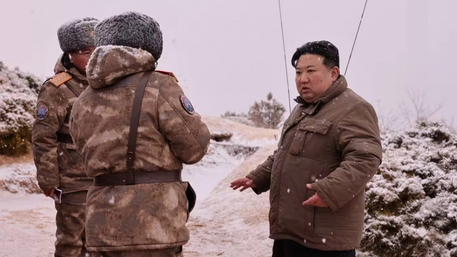 Nhà lãnh đạo Triều Tiên Kim Jong-un tham dự cuộc thử tên lửa hành trình phóng từ tàu ngầm cùng các quan chức quân sự tại một địa điểm không được tiết lộ ở Triều Tiên. Ảnh: Reuters