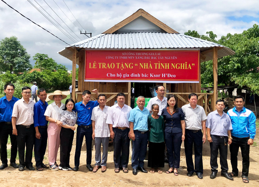 Các đơn vị trao tặng nhà tình nghĩa cho gia đình bà Ksor H’Đeo (buôn Ia Hly, xã Krông Năng). Ảnh: L.N