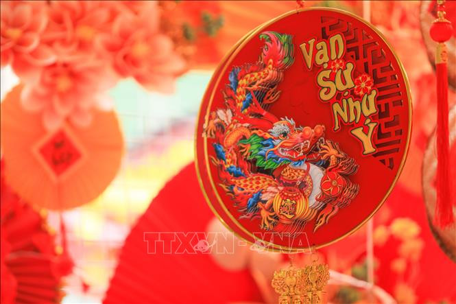 Phụ kiện trang trí Tết 2024 Giáp Thìn với lời chúc "Vạn sự như ý" trên phố Hàng Mã. Ảnh minh họa: Hoàng Hiếu/TTXVN Phụ kiện trang trí Tết 2024 Giáp Thìn với lời chúc "Vạn sự như ý" trên phố Hàng Mã. Ảnh minh họa: Hoàng Hiếu/TTXVN