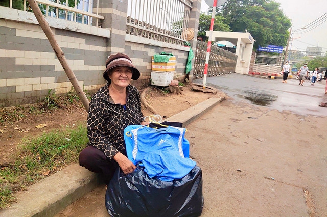 Bà Lệ ngồi nghỉ mệt trước cổng Bệnh viện Ung bướu cơ sở 2 Bà Lệ ngồi nghỉ mệt trước cổng Bệnh viện Ung bướu cơ sở 2