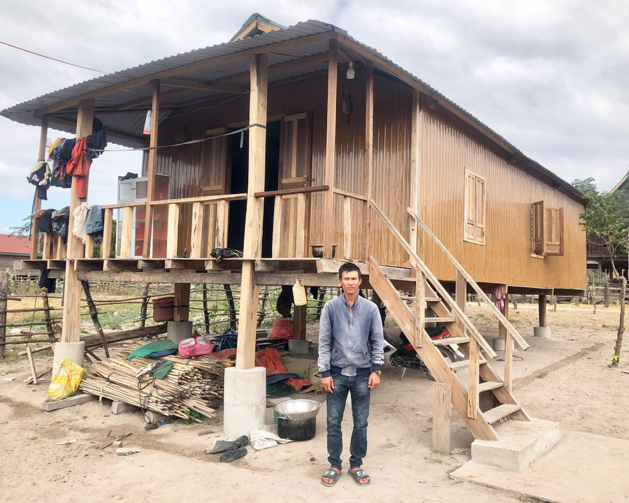 Anh Tạ Văn Dũng (buôn Nung, xã Chư Drăng) bên ngôi nhà mới. Ảnh: L.N