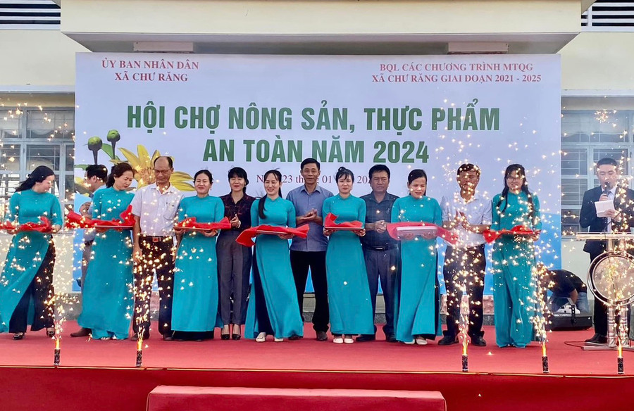 Các đại biểu cắt băng khai mạc Hội chợ nông sản, thực phẩm an toàn xã Chư Răng năm 2024. Ảnh: Vũ Chi Các đại biểu cắt băng khai mạc Hội chợ nông sản, thực phẩm an toàn xã Chư Răng năm 2024. Ảnh: Vũ Chi