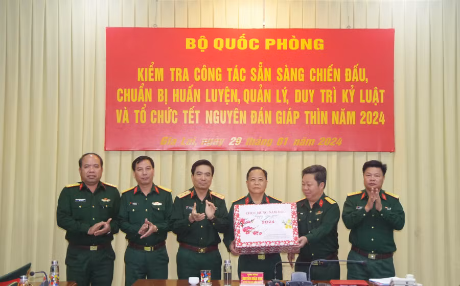 Trung tướng Nguyễn Doãn Anh tặng quà cho Bộ CHQS tỉnh Gia Lai. Ảnh: Kim Hồng