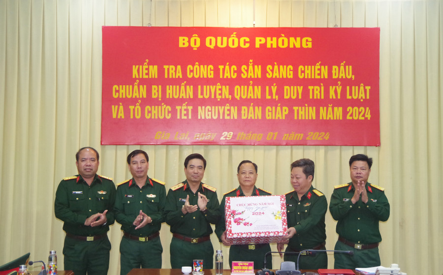 Trung tướng Nguyễn Doãn Anh tặng quà cho Bộ CHQS tỉnh Gia Lai. Ảnh: Kim Hồng Trung tướng Nguyễn Doãn Anh tặng quà cho Bộ CHQS tỉnh Gia Lai. Ảnh: Kim Hồng