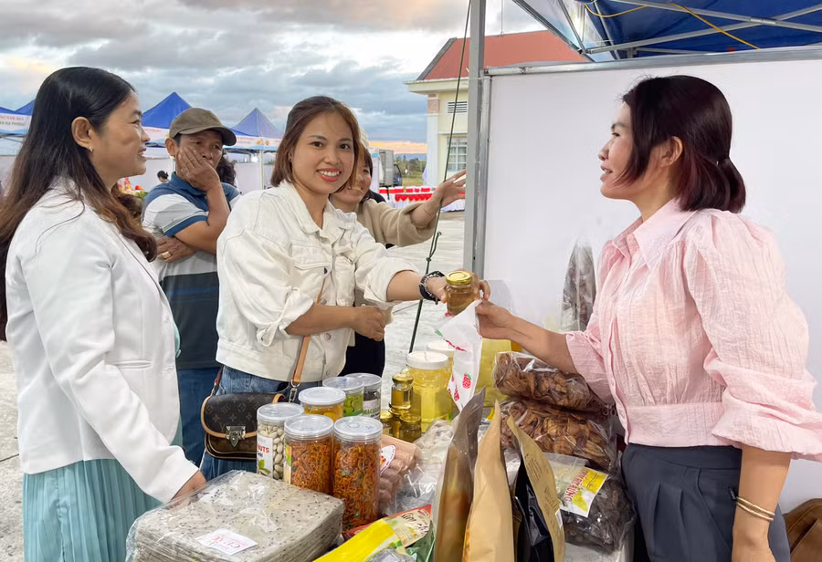Người dân tham quan, mua sắm tại Hội chợ nông sản, thực phẩm an toàn xã Chư Răng. Ảnh: V.C Người dân tham quan, mua sắm tại Hội chợ nông sản, thực phẩm an toàn xã Chư Răng. Ảnh: V.C