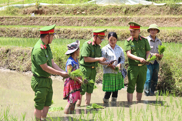 Lực lượng Công an cơ sở tại Sơn La thường xuyên xuống địa bàn tuyên truyền, vận động nhân dân về các kiến thức pháp luật. Lực lượng Công an cơ sở tại Sơn La thường xuyên xuống địa bàn tuyên truyền, vận động nhân dân về các kiến thức pháp luật.