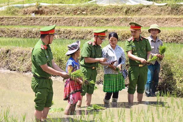 Lực lượng Công an cơ sở tại Sơn La thường xuyên xuống địa bàn tuyên truyền, vận động nhân dân về các kiến thức pháp luật.