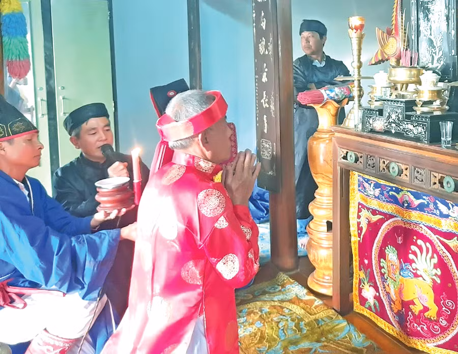 Nghi lễ cúng quý xuân. Ảnh: Đình Luân