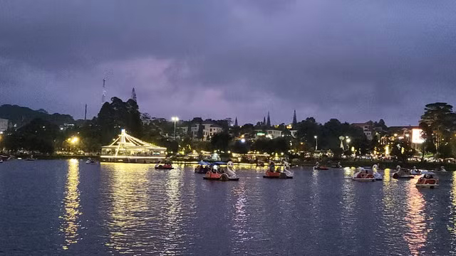 Rất đông du khách đạp pedalo trên thắng cảnh hồ Xuân Hương ngắm cảnh, thư giãn tối nay