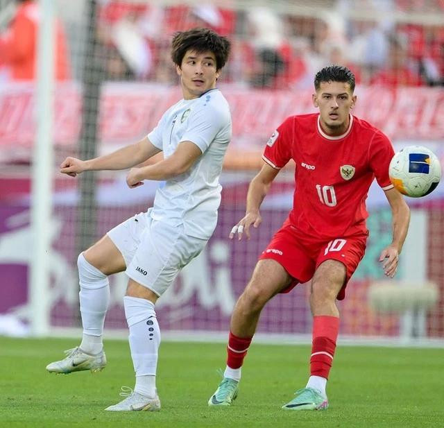 U.23 Uzbekistan (trái) đã tạo thế trận áp đảo đối với U.23 Indonesia