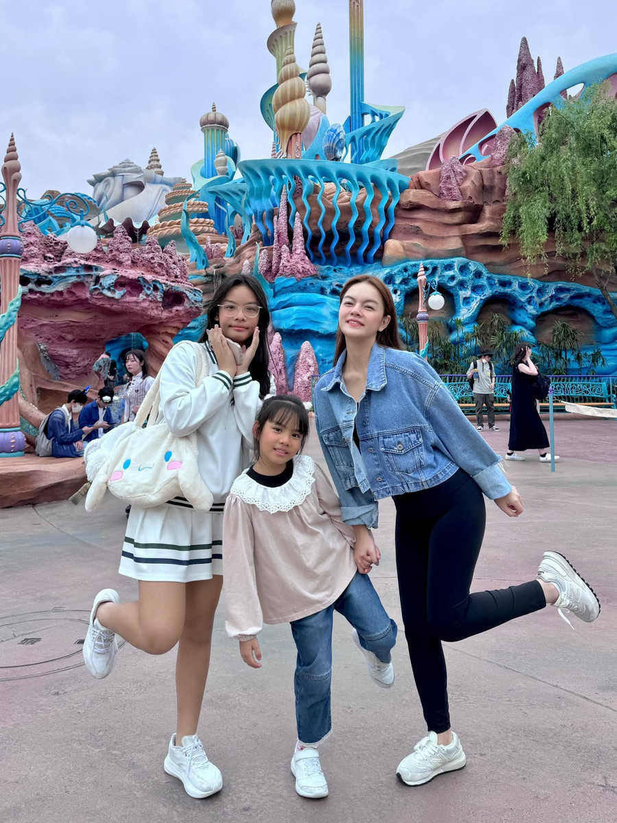 Phạm Quỳnh Anh đưa gia đình đến Nhật Bản. Cô thử sức với trò cảm giác mạnh cùng hai con trong chuyến hành trình đến Disneyland. Phạm Quỳnh Anh đưa gia đình đến Nhật Bản. Cô thử sức với trò cảm giác mạnh cùng hai con trong chuyến hành trình đến Disneyland.