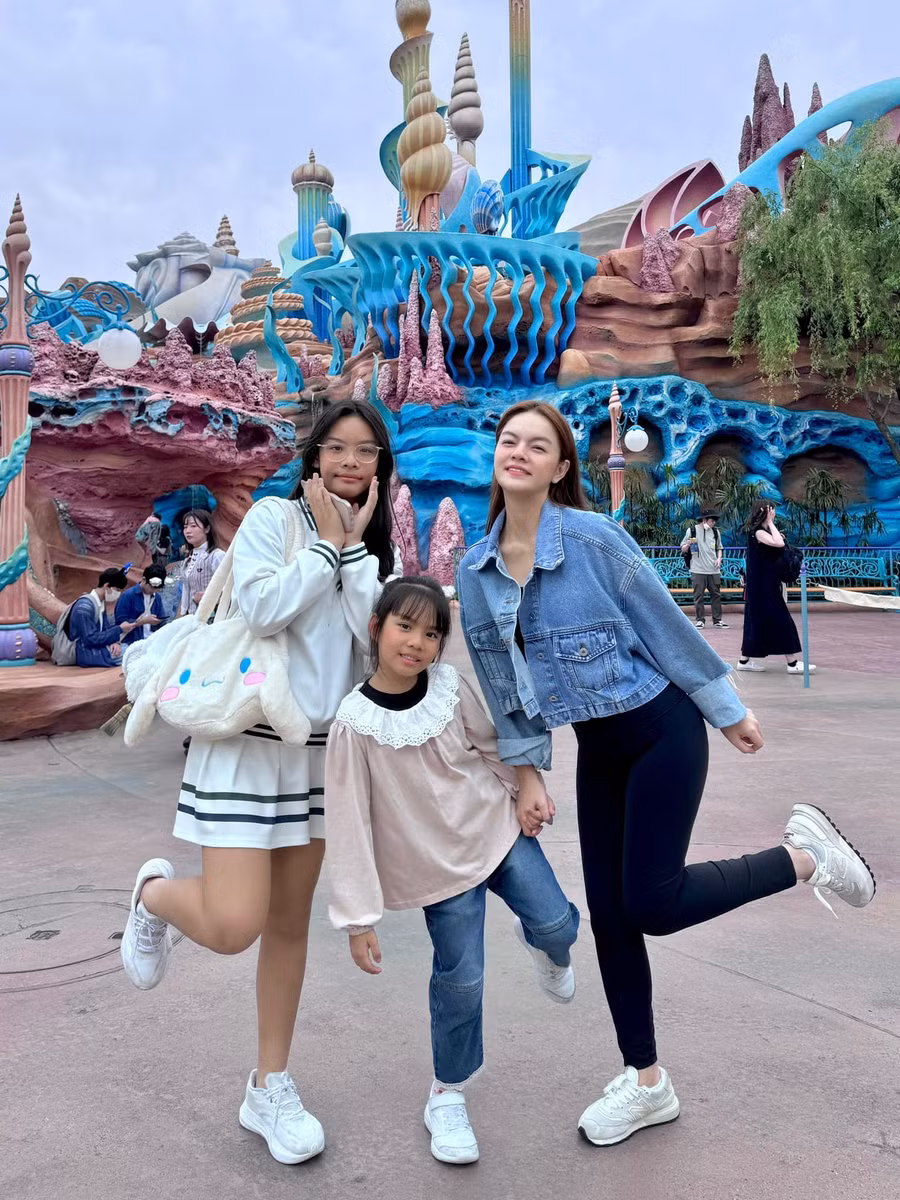 Phạm Quỳnh Anh đưa gia đình đến Nhật Bản. Cô thử sức với trò cảm giác mạnh cùng hai con trong chuyến hành trình đến Disneyland.