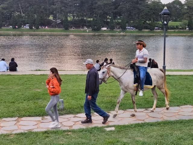 Du khách thoải mái cưỡi ngựa dạo chơi ven hồ