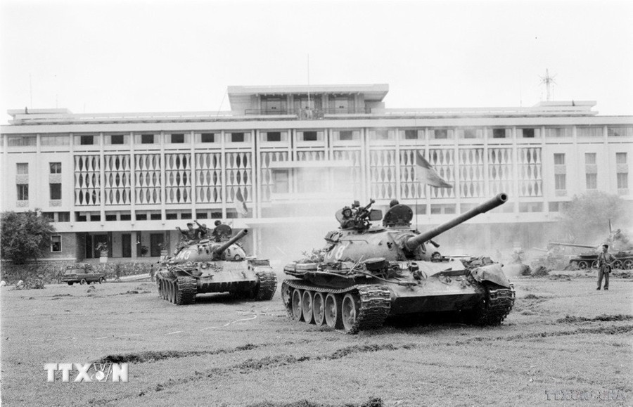 Sáng 30/4/1975, từ khắp mọi hướng, hàng trăm xe tăng, xe thiết giáp cùng bộ binh đồng loạt thẳng tiến Phủ Tổng thống Ngụy quyền Sài Gòn, giải phóng Sài Gòn. (Ảnh: Mai Hưởng/TTXVN) Sáng 30/4/1975, từ khắp mọi hướng, hàng trăm xe tăng, xe thiết giáp cùng bộ binh đồng loạt thẳng tiến Phủ Tổng thống Ngụy quyền Sài Gòn, giải phóng Sài Gòn. (Ảnh: Mai Hưởng/TTXVN)