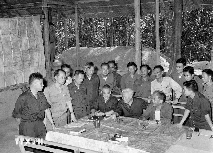 Bộ Chỉ huy Chiến dịch Hồ Chí Minh tại căn cứ Tà Thiết-Lộc Ninh (tháng 4/1975). (Ảnh: TTXVN) Bộ Chỉ huy Chiến dịch Hồ Chí Minh tại căn cứ Tà Thiết-Lộc Ninh (tháng 4/1975). (Ảnh: TTXVN)