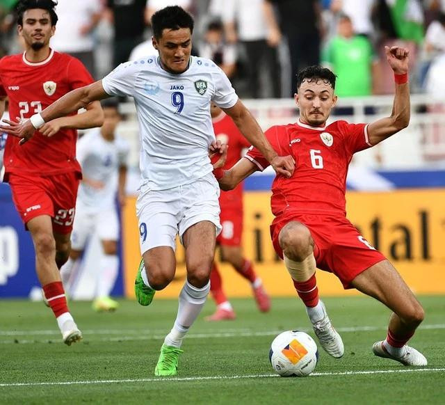 U.23 Indonesia (phải) không thể tạo nên cú sốc ở bán kết