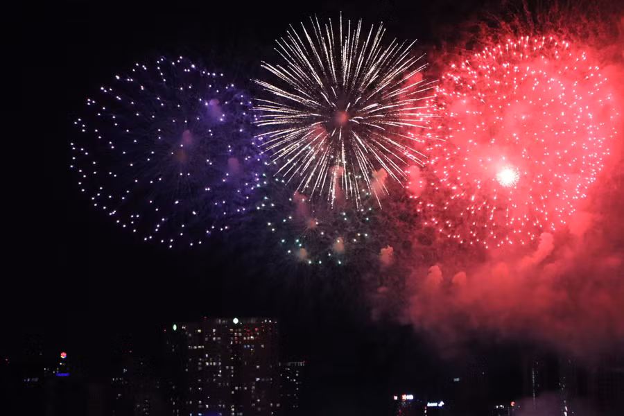 Pháo hoa rực sáng trên bầu trời TP HCM đêm 30-4