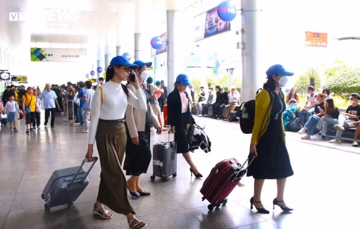 Giá vé máy bay quá cao được cho là một trong những nguyên nhân khiến lượng khách nội địa giảm mạnh.