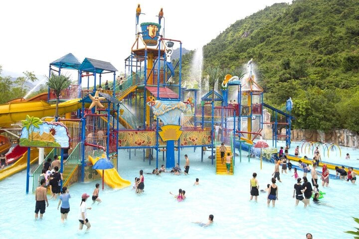 Du khách tham quan, vui chơi tại Khu Du lịch Công viên suối khoáng nóng Thần Tài. Du khách tham quan, vui chơi tại Khu Du lịch Công viên suối khoáng nóng Thần Tài.