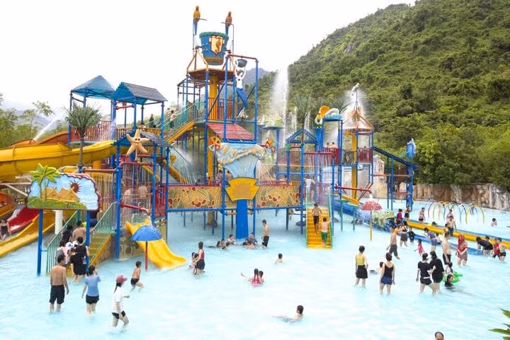 Du khách tham quan, vui chơi tại Khu Du lịch Công viên suối khoáng nóng Thần Tài.