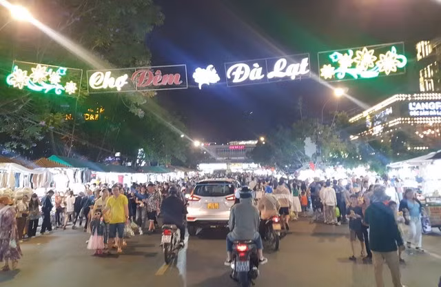 Chợ đêm ken kín người trong tối 30.4