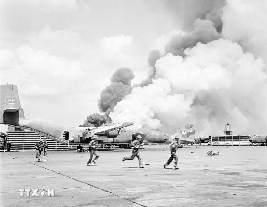Ngày 28/4/1975, các trận địa pháo của ta nã đạn vào sân bay Tân Sơn Nhất. Tuy nhiên, phải tới 14 giờ ngày 30/4, sân bay Tân Sơn Nhất mới thực sự im tiếng súng. (Ảnh: Đinh Quang Thành/TTXVN) Ngày 28/4/1975, các trận địa pháo của ta nã đạn vào sân bay Tân Sơn Nhất. Tuy nhiên, phải tới 14 giờ ngày 30/4, sân bay Tân Sơn Nhất mới thực sự im tiếng súng. (Ảnh: Đinh Quang Thành/TTXVN)