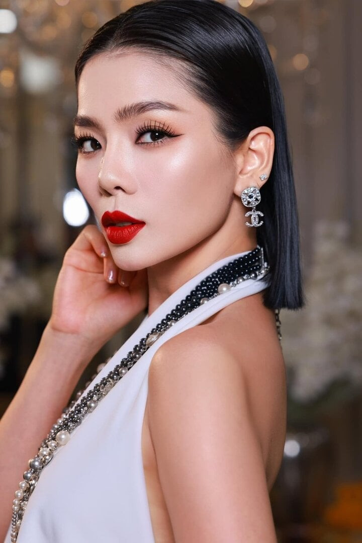 Lệ Quyên chạy show, thực hiện các chuyến lưu diễn ở nước ngoài. Lệ Quyên chạy show, thực hiện các chuyến lưu diễn ở nước ngoài.