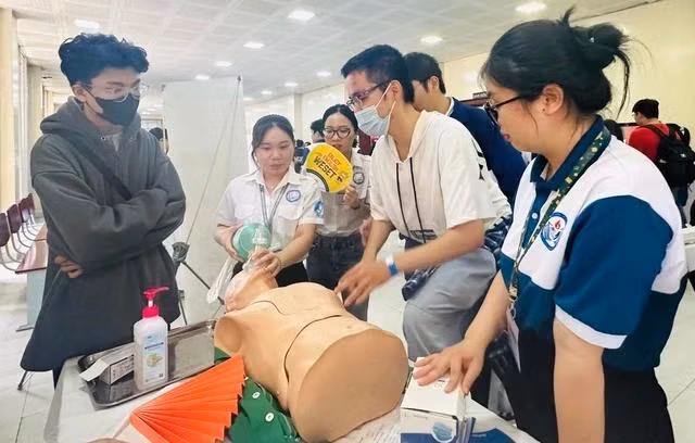 Học sinh tìm hiểu ngành nghề tại Trường ĐH Y dược TP.HCM