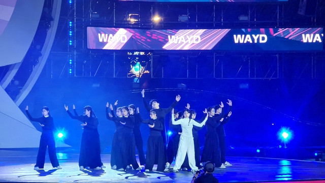 Một nhóm nhảy trình diễn tối 29.4